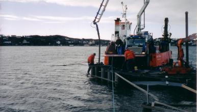 Gjutning av fundament. Samarbete med skärgårdstransporter.